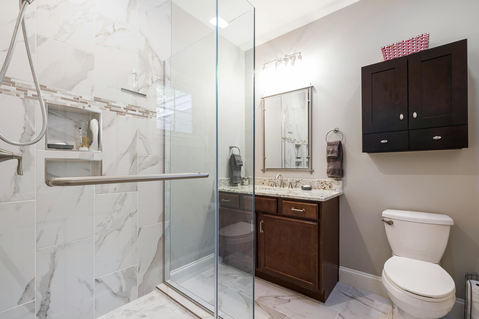 Illuminated Bathroom Cabinets with Integrated Lighting: A Stylish and Practical Addition to Your Bathroom